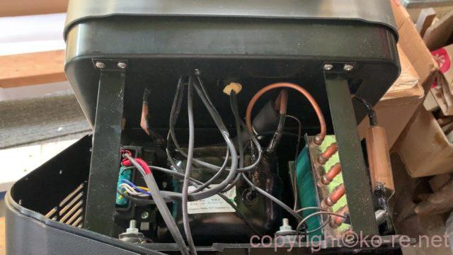 車載用冷蔵庫のコンプレッサー部分の写真